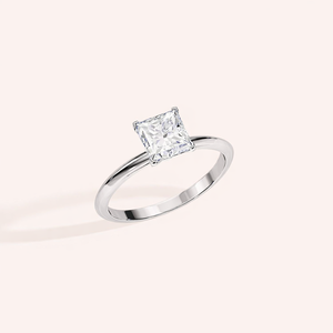 Anillo solitario minimalista con diamante de corte princesa cultivado en laboratorio en oro blanco/amarillo y rosa de 18 quilates - Product Image 4