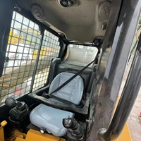 Multifunktionaler Kompaktlader CAT 226B mit Schnellwechsler für Schneepflug, Gabel & Erdbohrer