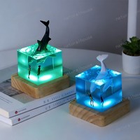 Lampe de nuit en résine 3D avec scène océanique - Baleine/Requin/Baleine Beluga et plongeur - Lampe LED alimentée par USB avec base en bois pour la décoration de la maison