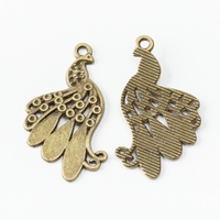 Nouveau design, pendentif en métal personnalisé en forme de paon à queue longue ajourée, luminaire moderne en métal pour breloques