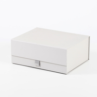 Boîte cadeau personnalisable en carton ondulé auto-érecteur, blanc mat, avec fermeture magnétique, ruban satiné, écologique et pliable