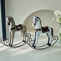 Cheval à bascule vintage de style européen en panneau de densité, orné et peint à la main, avec base de balançoire, fabriqué en Chine, pour salon, bureau, cave à vin