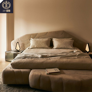 Cama Plataforma Acolchada y Bordada de Estilo Art <span class=keywords><strong>Deco</strong></span>, Asimétrica, Monolítica, Escultórica, Geométrica, Orgánica, Fluida y de Perfil Bajo - Product Image 1