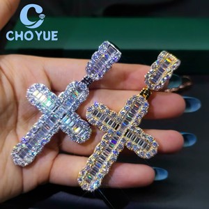 Colgante de Plata de Ley 925 Personalizado de Fábrica con Cruz de Moissanita y Corte Baguette para Hombre, Amuleto Hip Hop de Corte Redondo para Hombre, Pasa el Test de Diamantes GRA - Product Image 2