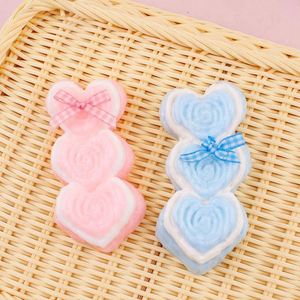 Juguete de descompresión creativo con forma de corazón, de goma suave, para aliviar el estrés, con diseño de Caperucita Roja, juguete de descompresión de la misma presión. - Product Image 1