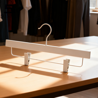Offre spéciale Logo personnalisé peu encombrant Clips blancs Cintre pour pantalon en bois pour mariage