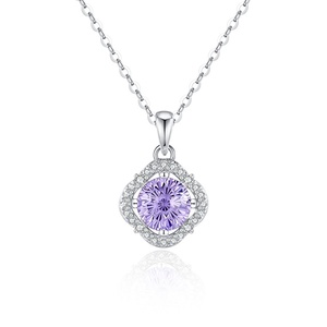 Collar con Colgante de Trébol de Cuatro Hojas con Circonita Morada en Plata de Ley S925, Cadena Elegante y Ligera para Mujer - Product Image 4