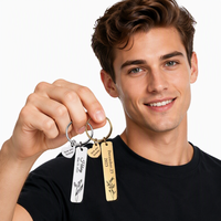 Premium Personalisierter Schlüsselanhänger mit Gravur und Geburtsblume, Edelstahl-Schlüsselring mit Namen und Datum sowie Herzanhänger als Geschenk