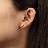 Aretes de Acero Inoxidable 316L con Baño de Oro PVD de 18k, Diseño Simple con Forma de Estrella y Flor, Anti-deslustre, Marca Chris April