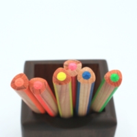 Ensemble de crayons de couleur triangulaires écologiques en bois strié multicolores personnalisés pour enfants, promotionnels, pour le dessin scolaire, résistants aux UV