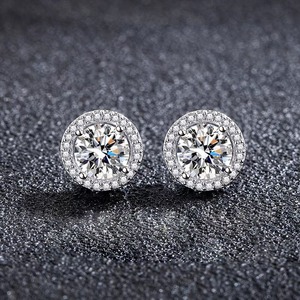 Boucles d'oreilles en diamant moissanite de qualité supérieure, bijoux raffinés pour tous les jours et les occasions spéciales, disponibles à la vente - Product Image 1