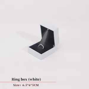 फैक्टरी कस्टम लोगो सफेद प्रकाश थोक गहने मखमल कान की बाली हार कंगन पैकेजिंग बॉक्स काले एलईडी अंगूठी गहने बॉक्स