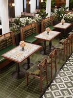 Ensemble de mobilier de restaurant en pierre durable, tables et chaises de restaurant, ensemble de mobilier de salle à manger en ardoise avec bordure en bois massif