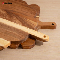 Houten snijplank met decoratieve gegolfde vorm van acaciahout, geschikt voor charcuterie, keukendecoratie, kaas, vlees, fruit en brood.