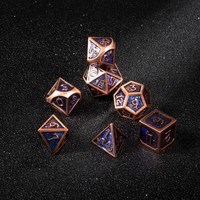 Ensemble de 7 dés polyédriques en métal bleu céleste avec paillettes cosmiques, conçu pour des aventures épiques de D&D et des jeux de rôle sur table