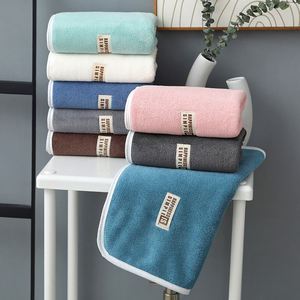 Serviette en microfibre corail pour hôtel avec logo personnalisé - Super absorbante, douce, couleur unie, bordure élégante, avec boîte cadeau - Product Image 1