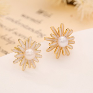 Boucles d'oreilles clous en laiton plaqué or 18 carats avec perles, forme fleur tendance, bijoux pour femme, mariage, mariée, anniversaire - Product Image 1