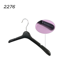Cintre féminin moderne, durable, flexible et antidérapant avec crochets multifonctionnels pour armoire et magasin de vêtements