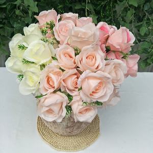 <span class=keywords><strong>Pas</strong></span> <span class=keywords><strong>cher</strong></span> 12 têtes roses en soie grappes fleurs artificielles bouquet de roses pour mariage <span class=keywords><strong>buisson</strong></span> nuptial - Product Image 4