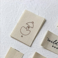 Étiquettes en tissu de coton imprimées sur mesure, accessoires vestimentaires, logo imprimé texturé personnalisé sur des étiquettes tissées pour vêtements