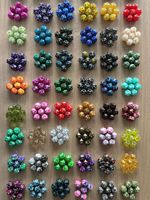 Dados acrílicos transparentes multicolor de 20 caras para juegos de rol de mesa (RPG) con números poliédricos.