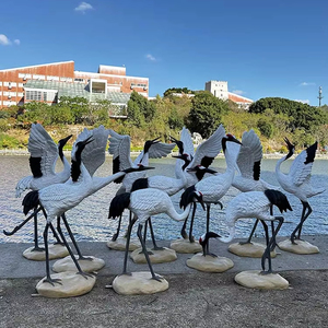 Scultura di Gru a Corona Rossa a Grandezza Naturale per Decorazione di Giardini e Parchi in Fibra di Vetro e Resina, MOQ Applicabile - Product Image 1