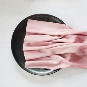 Décoration de mariage d'Anne d'été Chemins de table en <span class=keywords><strong>gaze</strong></span> plissée élastique <span class=keywords><strong>double</strong></span> face au toucher du lait pour événements Chemin de table <span class=keywords><strong>vert</strong></span> <span class=keywords><strong>sauge</strong></span> - Product Image 3