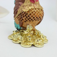 SHINNYGIFTS Feng Shui Coq Statue Attirer La Richesse Bonne Chance Coq sur Argent Pièces Émaillage Technique Bureau Décoration de La Maison