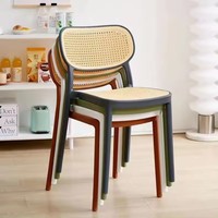 Chaise de salle à manger en plastique moulé PP bon marché, fabrication OEM, rotin PP, trous creux, pour restaurant, bistrot, café