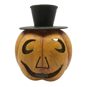 Lanterne Jack-O'-Lantern rustique en métal avec finition orange légèrement patinée et un élégant chapeau haut de forme noir. - Product Image 1