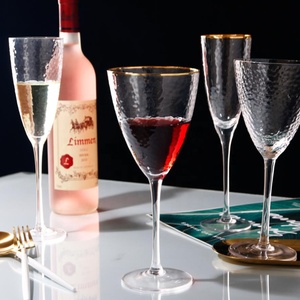 Copas de <span class=keywords><strong>Vino</strong></span> Tinto de Cristal de Lujo Marca Qiaoqi, Estilo Europeo Triangular con Borde Dorado y Diseño Martillado, Directo de Fábrica - Product Image 4