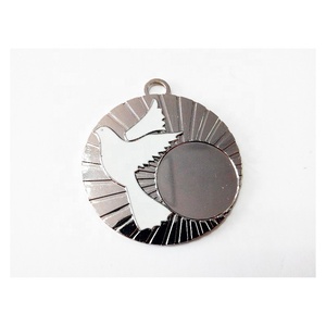 Medaglia in Metallo Argento Lucido con Smalto Morbido, Colomba della Pace con Adesivi - Product Image 1