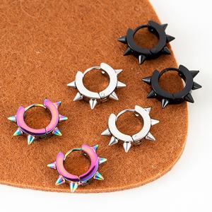 <span class=keywords><strong>Orecchini</strong></span> a Cerchio con Borchie in <span class=keywords><strong>Acciaio</strong></span> <span class=keywords><strong>Chirurgico</strong></span> Punk, Gioielli per Piercing all'Orecchio - Product Image 5