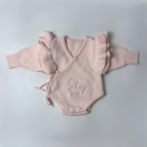 Nuovo Arrivo Pagliaccetto a Maniche Lunghe <span class=keywords><strong>per</strong></span> Neonati Abbigliamento Personalizzato <span class=keywords><strong>per</strong></span> Bambini Pagliaccetto Lavorato a Maglia con Volant Completo <span class=keywords><strong>per</strong></span> Annuncio di Nascita Primaverile - Product Image 3