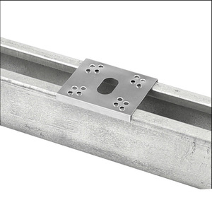 Placa de puesta a tierra de acero inoxidable para abrazadera de conductor de panel solar de 10x100 mm con orificios y ranura para una instalación segura - Product Image 1