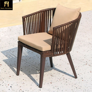 Chaise <span class=keywords><strong>de</strong></span> <span class=keywords><strong>jardin</strong></span> en rotin d'extérieur Ensemble <span class=keywords><strong>de</strong></span> table et <span class=keywords><strong>de</strong></span> <span class=keywords><strong>chaises</strong></span> <span class=keywords><strong>de</strong></span> <span class=keywords><strong>jardin</strong></span> 8 places Style américain Chaise <span class=keywords><strong>de</strong></span> <span class=keywords><strong>jardin</strong></span> confortable et imperméable - Product Image 1
