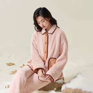 Charmant pyjama rose pour femme-Ultra-doux, chaud et élégant avec bordure marron parfait pour un sommeil d'hiver confortable - Product Image 2