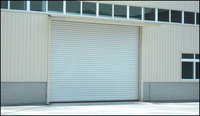 Porte à enroulement en aluminium résistante au vent et portail à plaque scellée au design minimaliste et stable pour supermarché extérieur