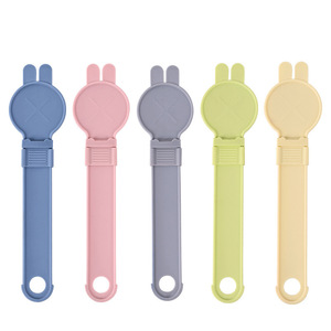 Cuillère distributrice Youcheng pour friandises pour chat, en plastique, couleurs assorties, pour nourrir les animaux avec de la nourriture humide, pour gamelle ou distributeur. - Product Image 4
