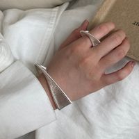 Bracelet ouvert large à rayures verticales brossées, plaqué argent, style minimaliste de luxe léger, manchette tendance