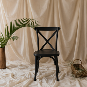 โซลูชั่นเก้าอี้เรซิ่นแบบไขว้หลังสีดำ ทันสมัย ดูแลรักษาง่าย แข็งแรง ทนทาน เหมาะสำหรับงานเลี้ยงอาหารค่ำ งานแต่งงาน และงานปาร์ตี้กลางแจ้ง - Product Image 1