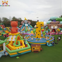 Structure gonflable colorée en PVC de 0,55 mm avec toboggans - Taille personnalisable - Garantie 3 ans - Capacité 100 personnes