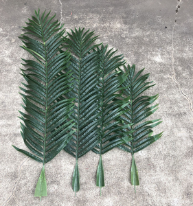 Grandes feuilles <span class=keywords><strong>de</strong></span> <span class=keywords><strong>palmier</strong></span> artificielles recouvertes <span class=keywords><strong>de</strong></span> latex, branche <span class=keywords><strong>de</strong></span> <span class=keywords><strong>palmier</strong></span> Areca artificielle géante <span class=keywords><strong>de</strong></span> 1,4 m pour la décoration d'événements tropicaux et l'aménagement paysager - Product Image 6