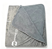 Couverture à capuche en flanelle épaisse et sherpa, motif personnalisable, idéale pour regarder la télévision ou comme pyjama.
