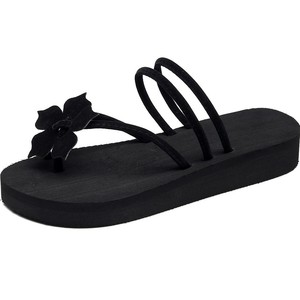 La fábrica vende zapatos cómodos para caminar para mujer, a la moda, con tela de PU, suelas gruesas antideslizantes y pantuflas de diseño. - Product Image 5