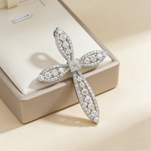 สร้อยคอจี้รูปกางเขนแบบคลาสสิก ชุบทองคำขาว 10K/14K/18K ประดับเพชร CVD ผลิตในห้องปฏิบัติการ ของขวัญสำหรับโอกาสพิเศษ - Product Image 4