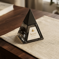 Einzigartige 30ml 50ml 100ml Pyramidenförmige Glas-Parfümflasche mit Schwerem Gewichtiger Basis und Dreieckigem Design, Schwarzer Konischer Kappe