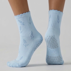 Chaussettes de sport bleu clair personnalisées avec logo, imprimé jacquard floral, semelle antidérapante pour femmes, usage quotidien, saison printemps - Product Image 3