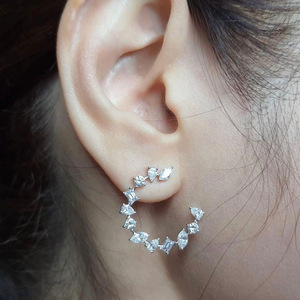 Orecchini a Perno Geometrici a Forma di C con Cristalli per Donne, Accessori Eleganti e Minimalisti per Uso Quotidiano - Product Image 2