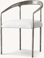 Sillón de Comedor Moderno Escultural con Brazos Curvos en Forma de C, Textura Martillada, Estructura de Metal Plateado y Cojín de Lino Blanco
